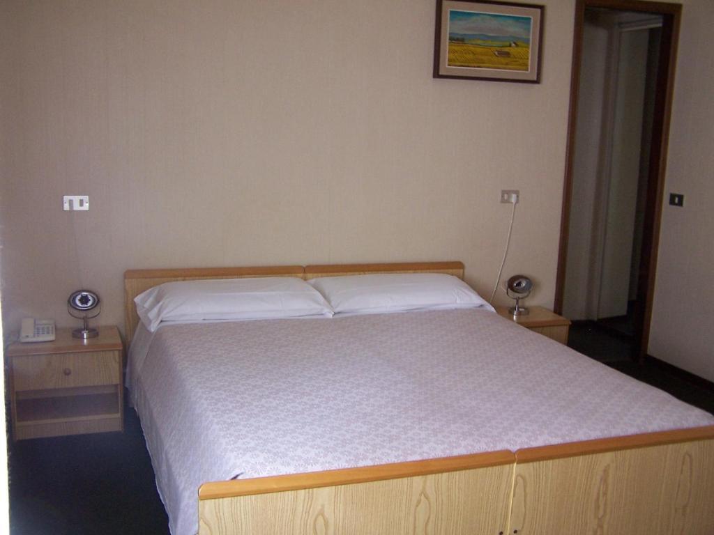 Albergo Corona Salsomaggiore Terme Δωμάτιο φωτογραφία
